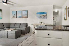 Charming 1st floor condo, 3 min walk to beach